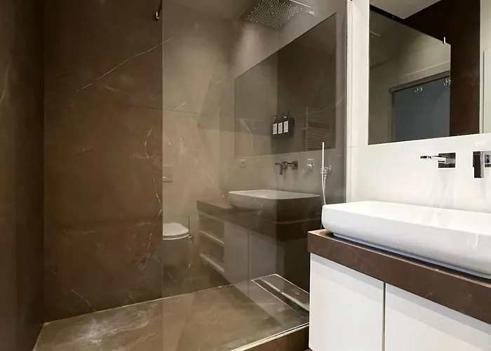 Zaffiro Fiume Charming Roma